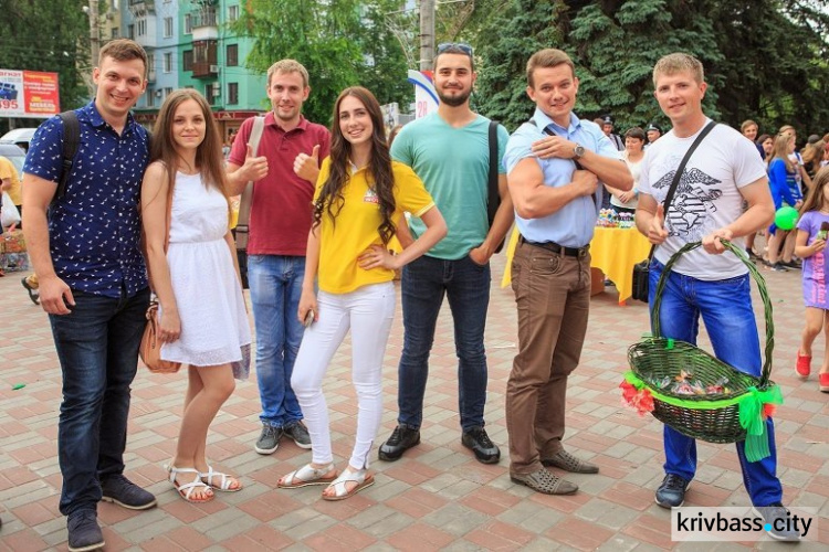 В Покровском районе Кривого Рога состоялся молодежный фестиваль с танцами, конкурсами и песнями под дождем (ФОТО)