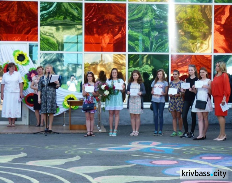 300 выпускников Кривого Рога отпраздновали последний звонок в своих внешкольных учреждениях (ФОТО)