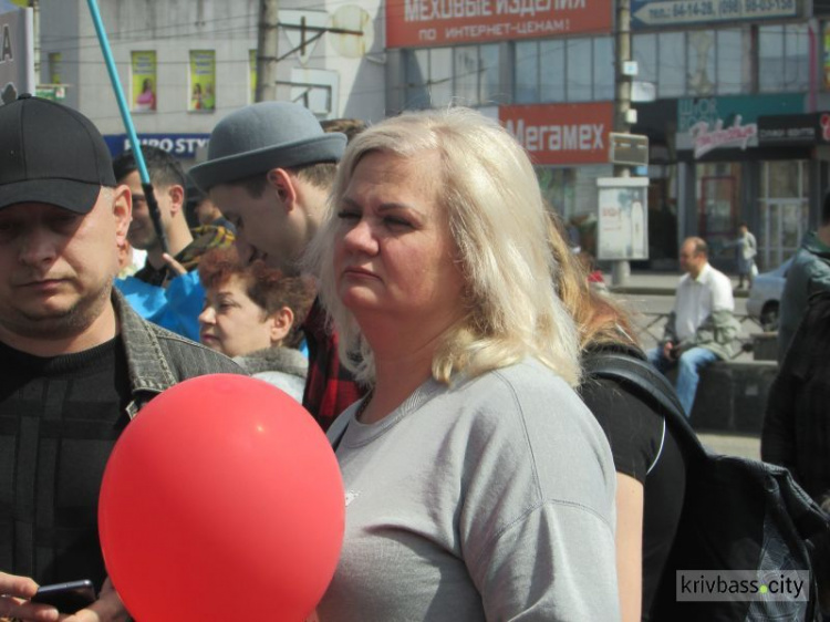 В Кривом Роге состоялся марш профсоюзов за зарплату в 1000 евро (фото)