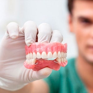 У 2022 році понад 2,5 тисячі чорнобильців зможуть безкоштовно зробити протезування зубів та отримати ліки