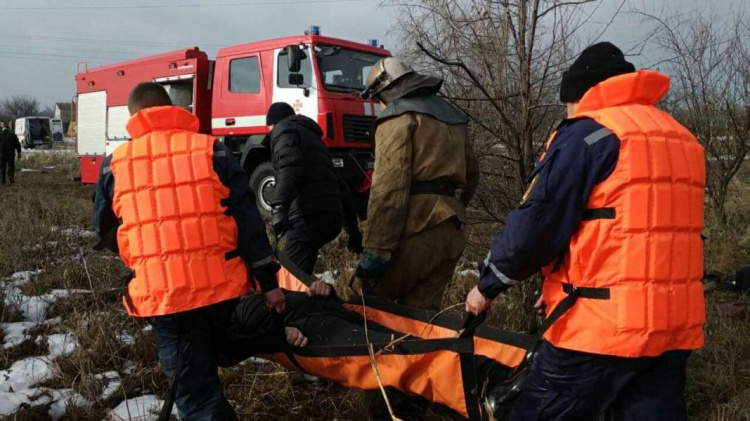 В Кривом Роге спасатели достали провалившегося под лед мужчину (фото)