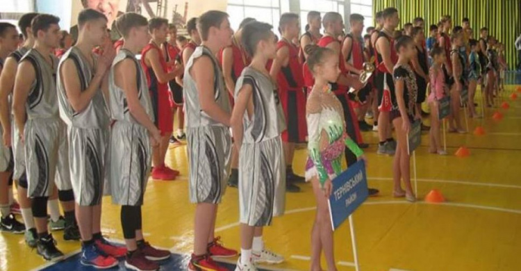 В Кривом Роге проходит традиционный городской турнир по баскетболу памяти Вадима Гурова