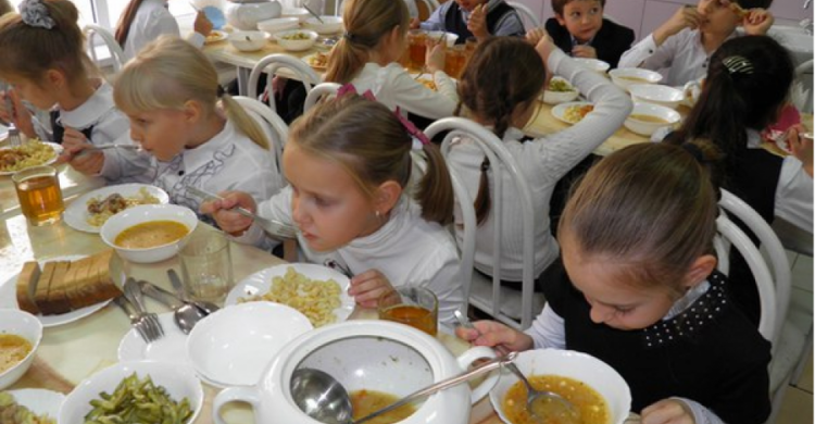 Без сосисок і снеків: в Україні з 1 вересня у школах діятимуть нові норми харчування
