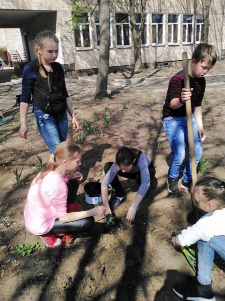 Более тысячи деревьев, кустов и цветов высадили ученики в Кривом Роге (фото)