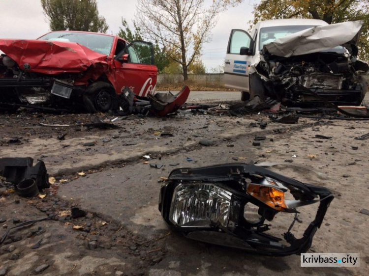 ДТП в Кривом Роге: столкнулись две иномарки, машины сильно искорёжило (ФОТО)