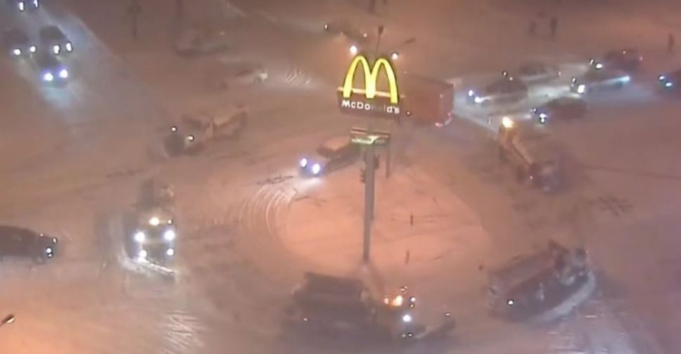 В Одессе снегоуборочные машины "станцевали" на перекрестке (ФОТО+ВИДЕО)