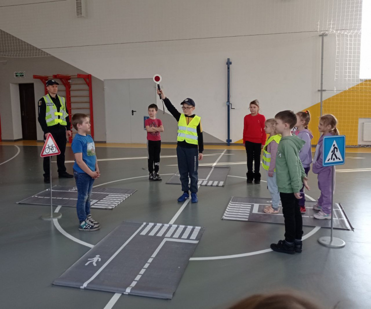 Головне - безпека школярів: у Глеюватській громаді поліцейські пояснювали дітям правила дорожнього руху