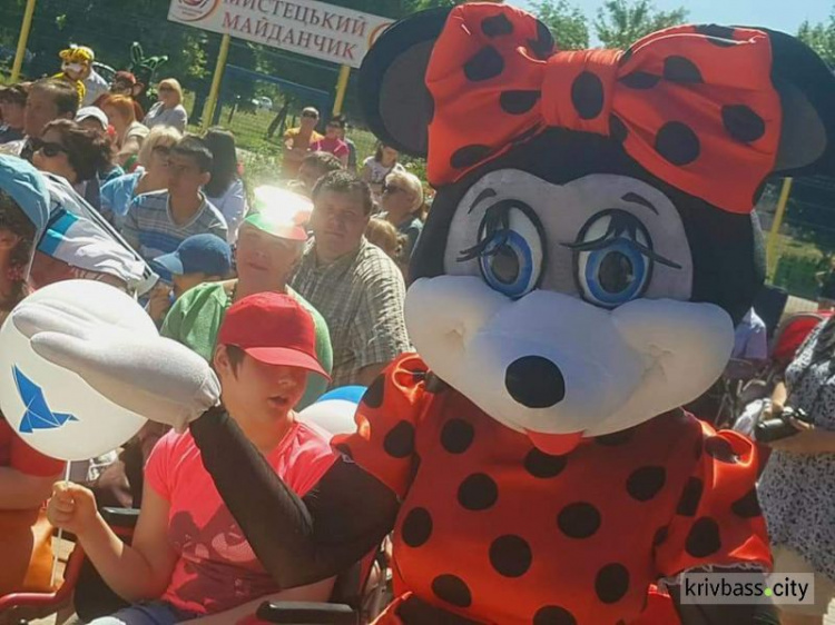 В Криворожском парке прошел фестиваль "Страна детства" (ФОТОРЕПОРТАЖ)