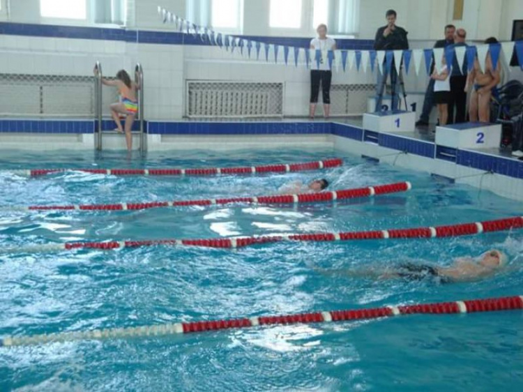 В Кривом Роге проходит Открытый турнир по плаванию (ФОТО)