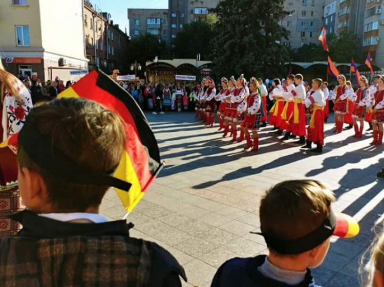 Немецкие сосиски, армянский шашлык: в Кривом Роге прошёл VIII Фестиваль национально-культурных общин (ФОТО)