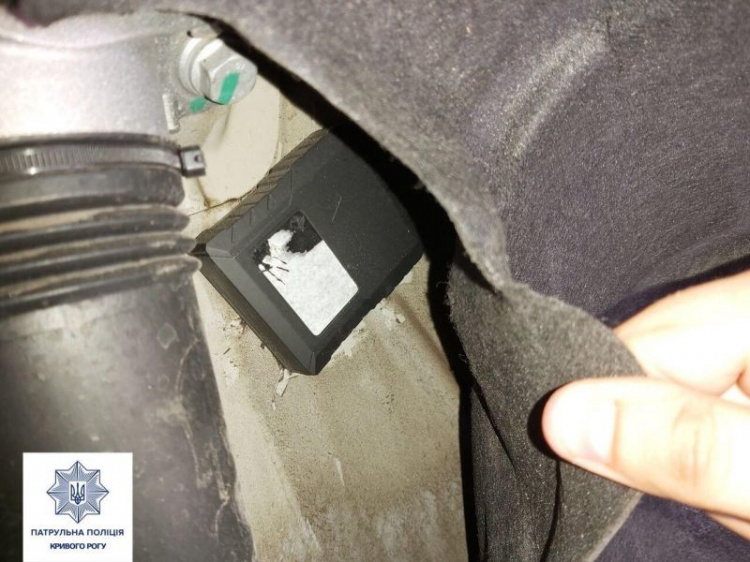 Криворожский блогер обнаружил под своим авто GPS-трекер для слежки со спутника