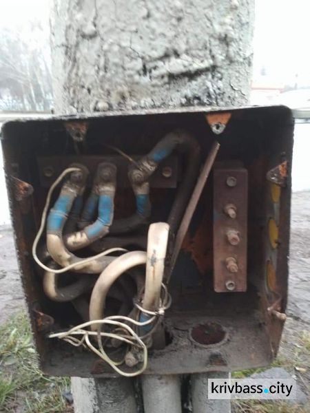 В Кривом Роге жители жалуются на оголенные провода на электроопорах (ФОТО)