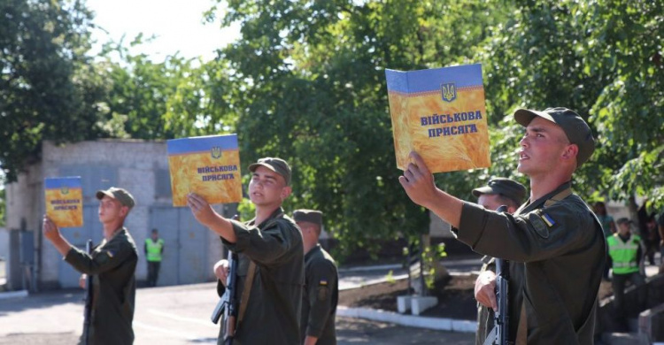 В Кривом Роге  более 120 нацгвардейцев присягнули на верность народу Украины (фото)
