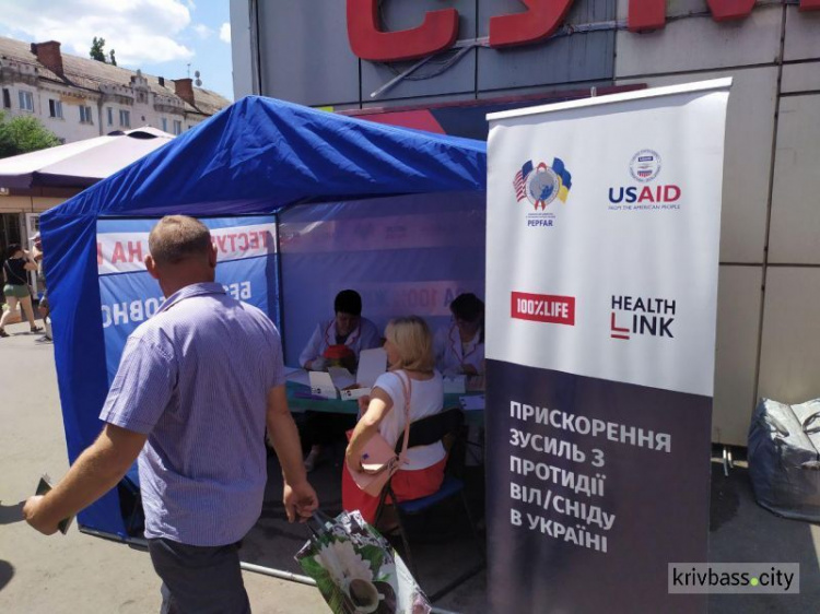 По-быстрому: в Кривом Роге жители могут узнать свой ВИЧ-статус прямо на рынке (фото)