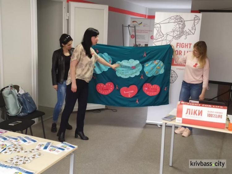 В Кривом Роге студенты проверили свои  знания об эпидемии ВИЧ и получили «Лекарство от равнодушия» (фото)