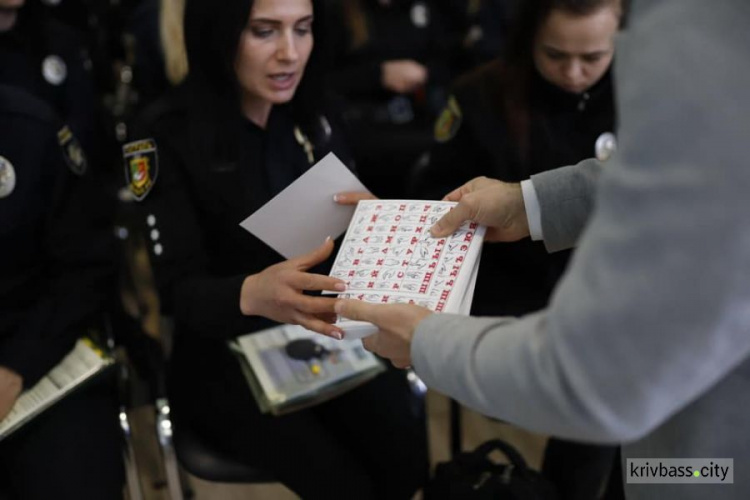 Полицейских Кривого Рога обеспечили справочниками по языку жестов (фото)