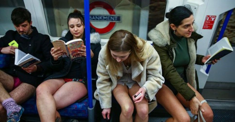 Голий флешмоб: сотні британців "засвітили" сідниці у метро