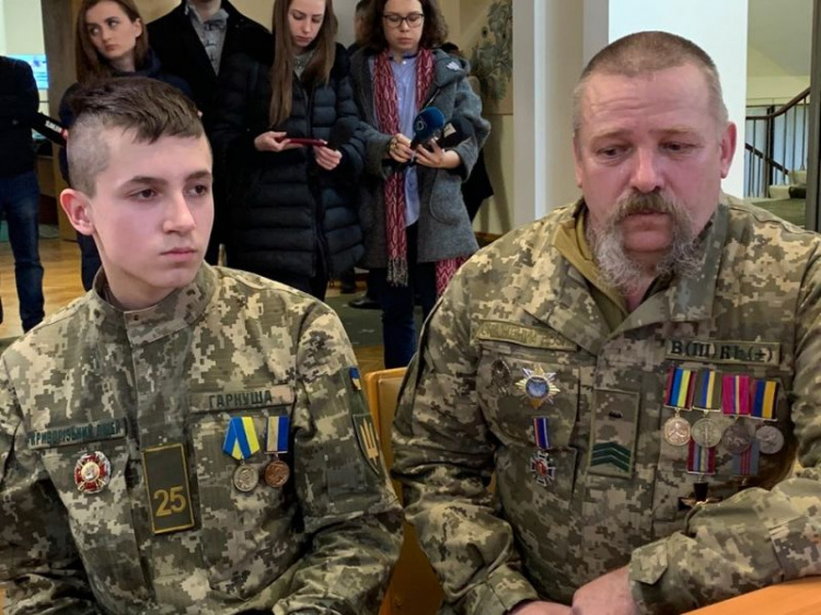 На Днепропетровщине юному герою, который спас жизнь пятерым детям, вручили часы от главы облсовета (фото)
