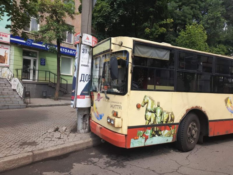 В Кривом Роге троллейбус попал в ДТП (фото)