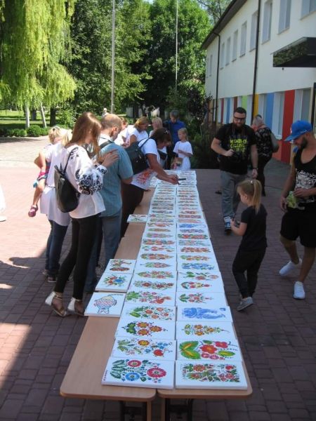 На Днепропетровщине 126 мастеров петриковской росписи установили национальный рекорд (фото)