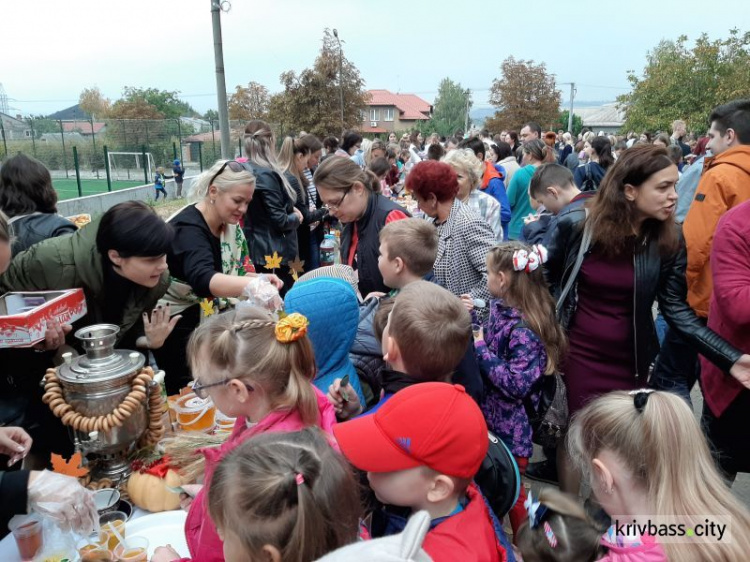 "От сердца к сердцу": в Криворожских школах начались традиционные осенние ярмарки (фото)