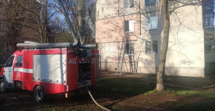В Кривом Роге из горящей квартиры пожарные вынесли 7 человек