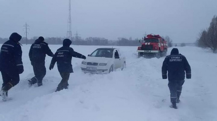 Пробки, снежные ловушки: спасатели помогают водителям на трассах Днепропетровской области (фото)