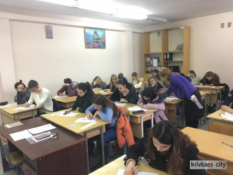 Будущие абитуриенты Кривого Рога попробовали свои силы в тестировании по украинскому языку и литературе