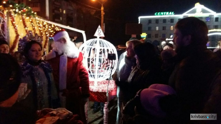 Ещё одна лесная красавица засветилась праздничными огнями и встретила гостей в Покровском районе Кривого Рога (ФОТО)