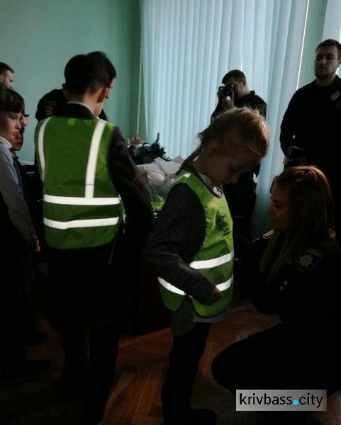 Полицейские Кривого Рога напомнили пешеходам о безопасности и вручили школьникам светоотражающие жилеты (ФОТО)