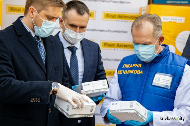 Фонд Рината Ахметова совместно с бизнесами региона передал тест-системы для больниц Днепропетровщины