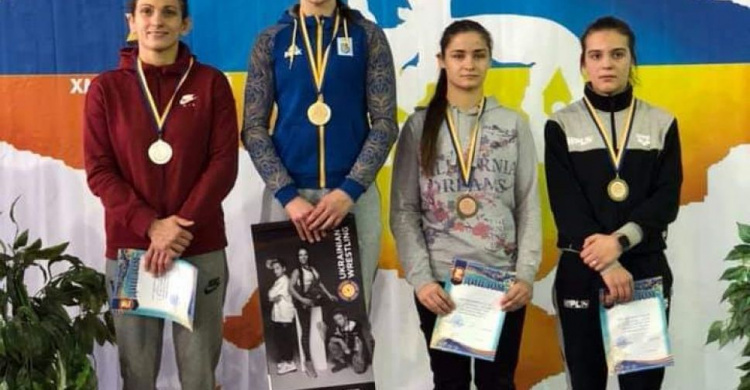 Криворожанки вернулись с золотом с чемпионата Украины по вольной борьбе (фото)
