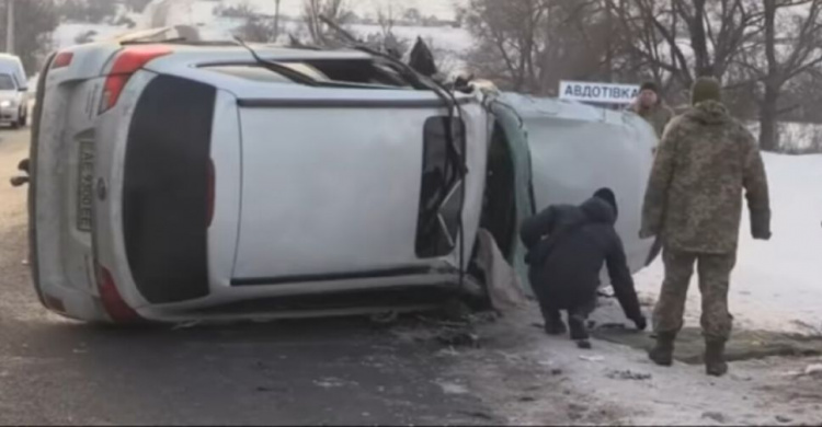 Серьёзное ДТП на трассе Днепр-Кривой Рог: автомобиль с военнослужащими перевернулся после столкновения с грузовиком (видео)