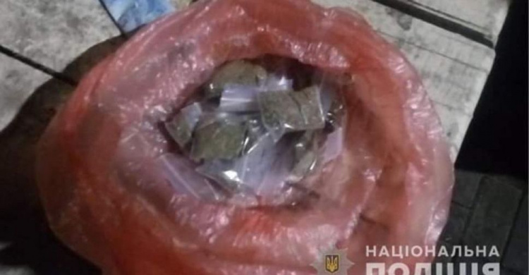 Возле школы с пакетом наркотиков: криворожские правоохранители задержали местного жителя
