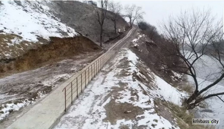 В Кривом Роге завершено строительство нового лестничного спуска на скалах МОПРа (фото)