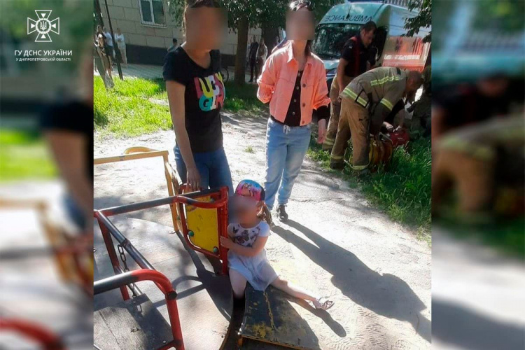 У Кривому Розі дитина застрягла в каруселі: рятувальники допомогли дівчинці