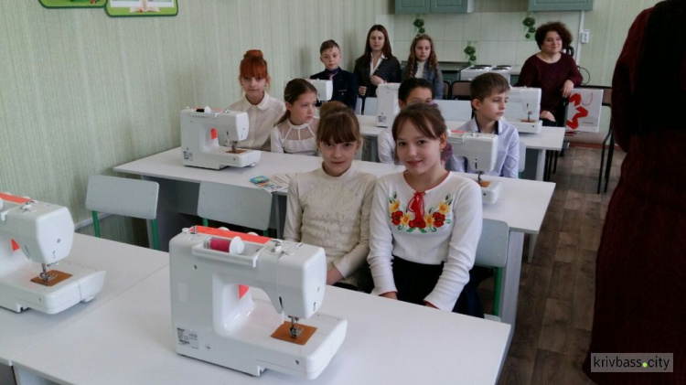 Швейные машины, мебель и проектор: в школе Кривого Рога открыли лабораторию творчества и мастерства (фото)