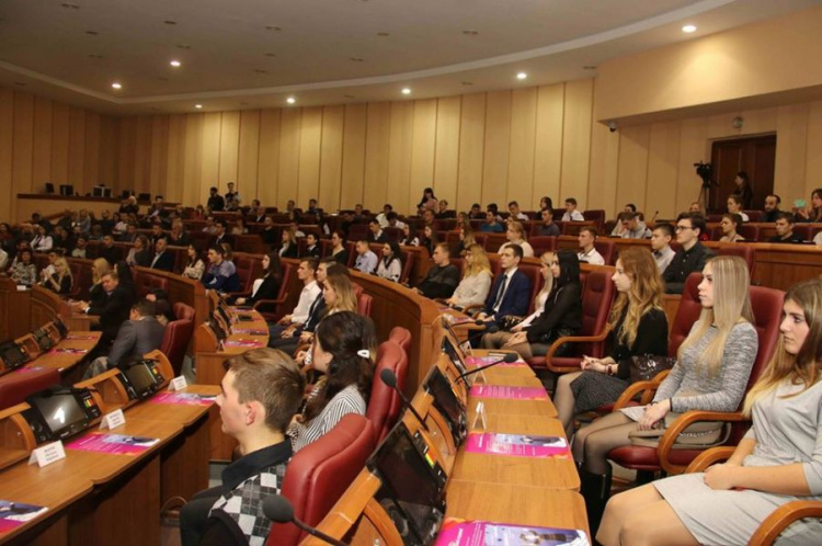 Муниципальные стипендии и награды вручили студентам Кривого Рога в преддверии праздника (фото)