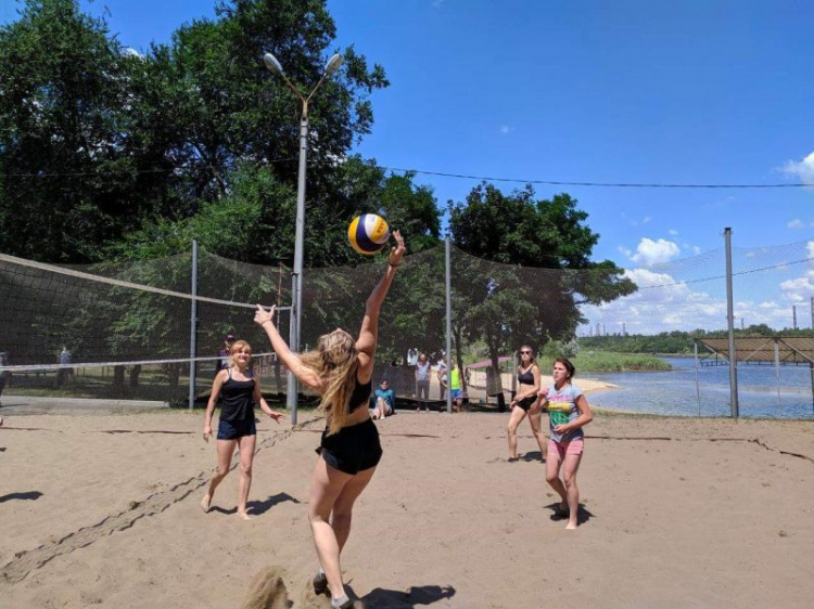 В Кривом Роге ко Дню молодежи прошли спортивные соревнования по волейболу (фото)