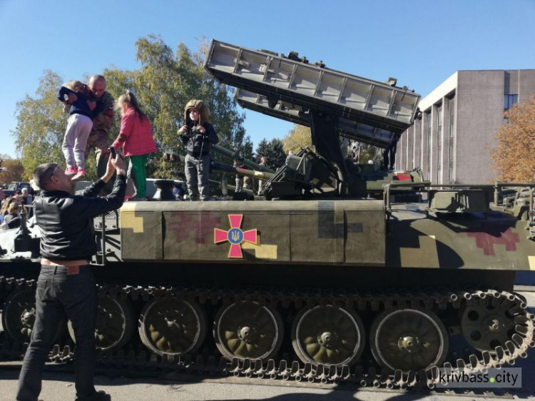 Танки, артиллерийские комплексы, минометы: в Кривом Роге проходит выставка военной техники (ФОТО)