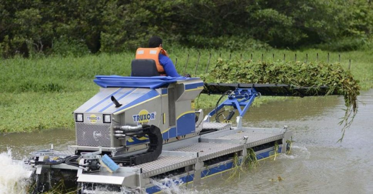 Озера и реки Днепропетровщины будут расчищать с помощью машины-дельфина 