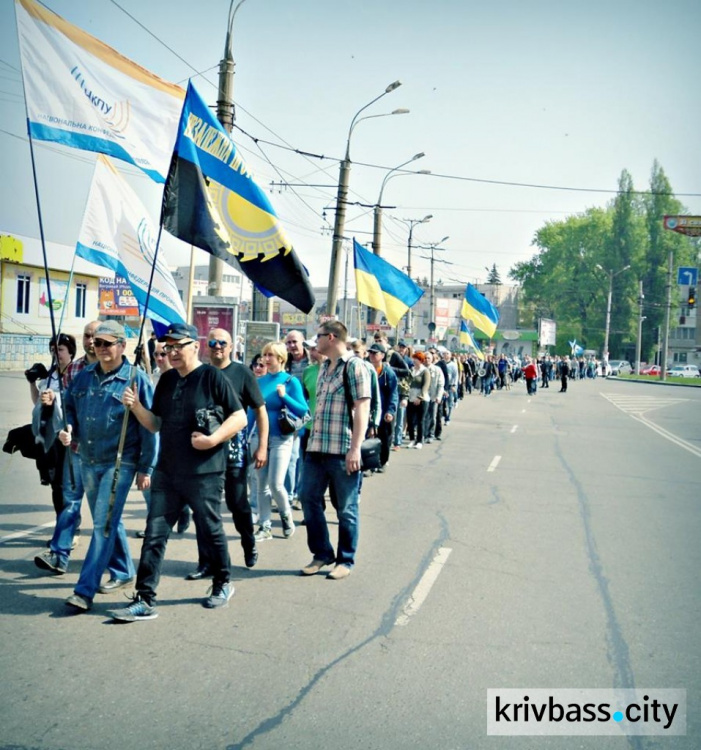 1 мая криворожане вышли на демонстрацию с призывом повысить зарплату (ФОТО)