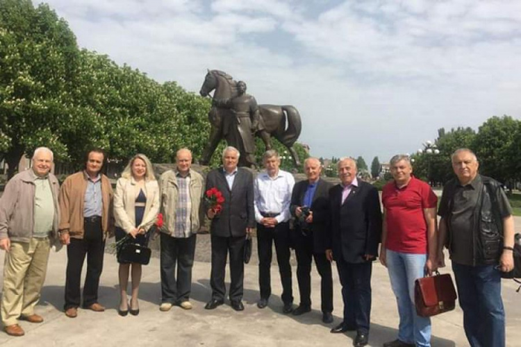 В Кривом Роге открыли памятник скульптору и почетному гражданину города Александру Васякину (фото)