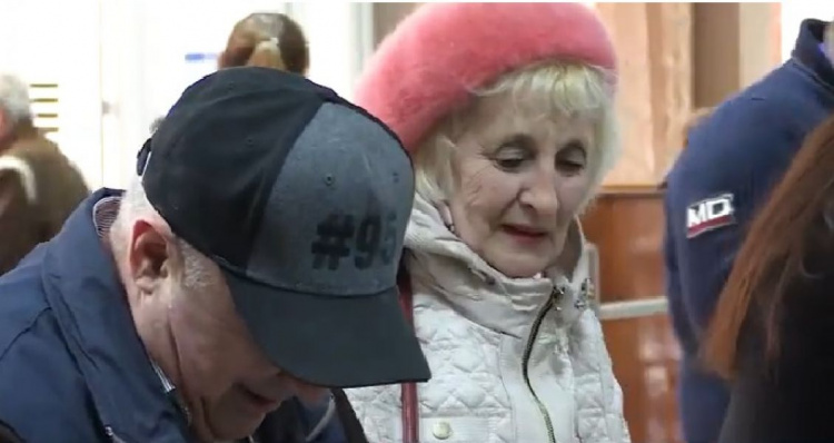 В Кривом Роге на своем избирательном участке проголосовали родители Владимира Зеленского (фотофакт)