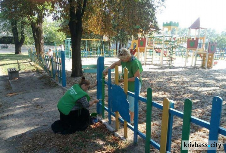 Жители Терновского района Кривого Рога сами убирают придомовые территории (ФОТО)