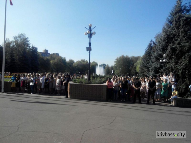 В Кривом Роге торжественно подняли государственный флаг Украины (ФОТО+ВИДЕО)