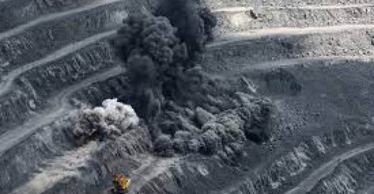 Как добывают железную руду в Кривом Роге или взрывной «массаж» рудных залежей (ВИДЕО)