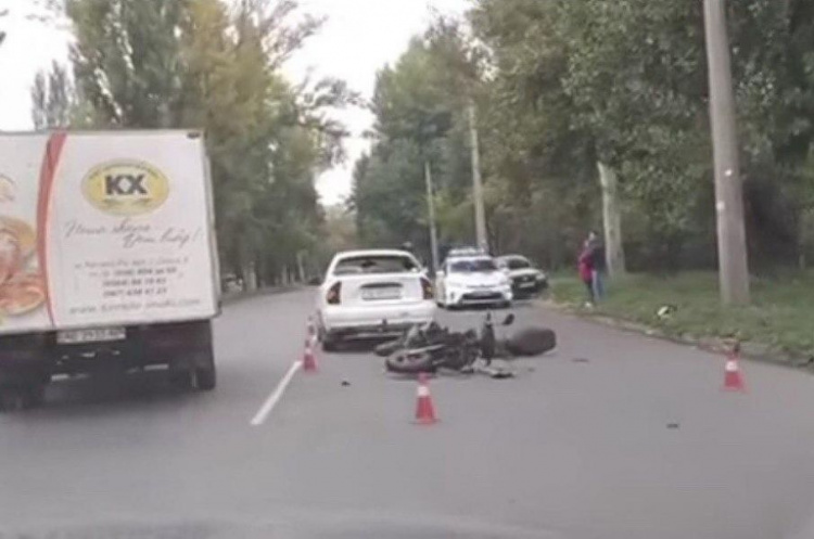 В Покровском районе столкнулись легковушка и мотоцикл: пострадал водитель двухколёсного
