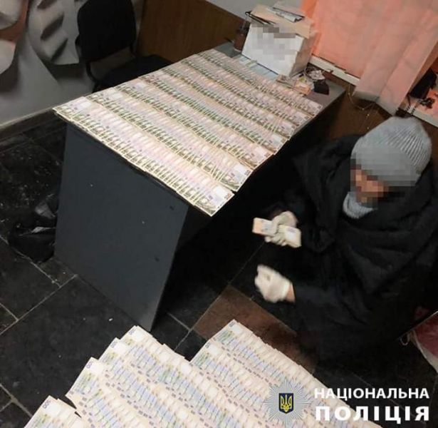 В Кривом Роге чиновницу задержали за взятку в полмиллиона гривен (фото)