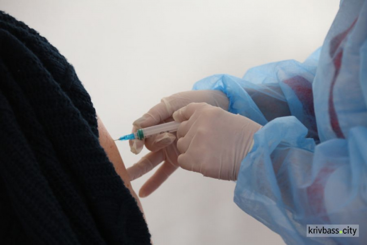 Майже сто криворізьких педагогів вакцинувались проти Covid-19